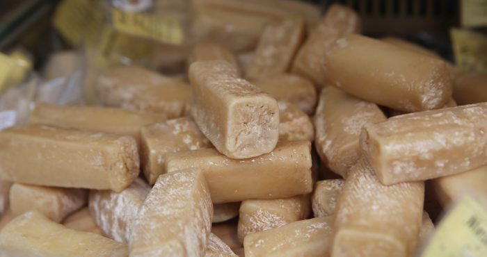 formaggio che talvoltaviene fatto stagionare in damigiane con olio d'oliva