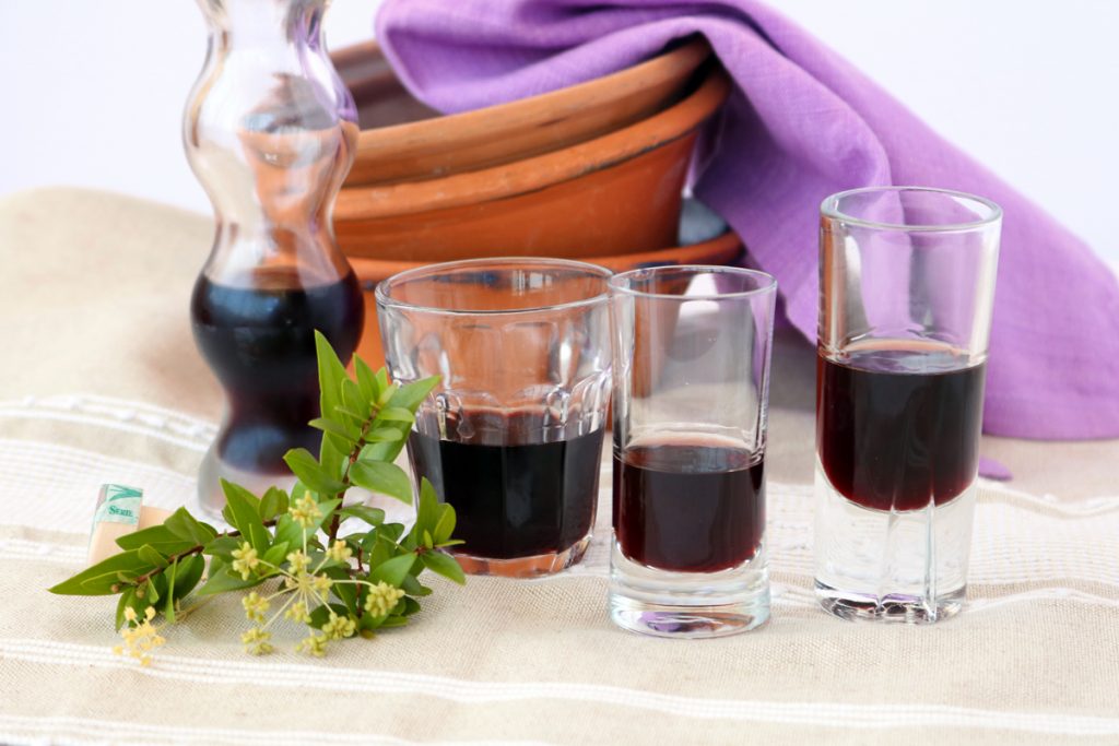 Bicchieri di vetro con liquore di Mirto della Sardegna
