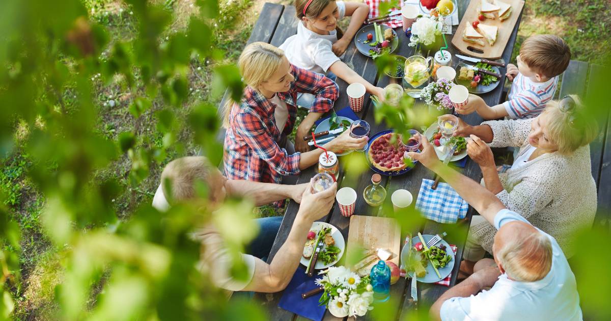 compagnia di amici durante il picnic
