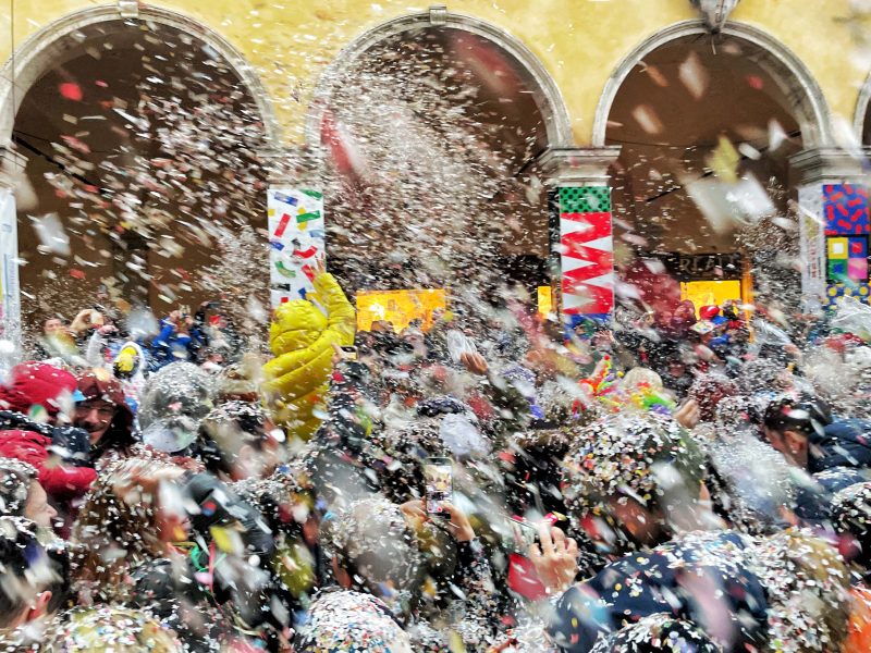 Lancio di coriandoli a Foiano dal terrazzone di Corso Vittorio